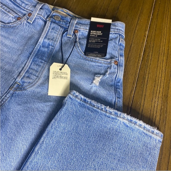 Levi’s Ribcage straight ankle high rise distressed jeans - Picture 6 of 16